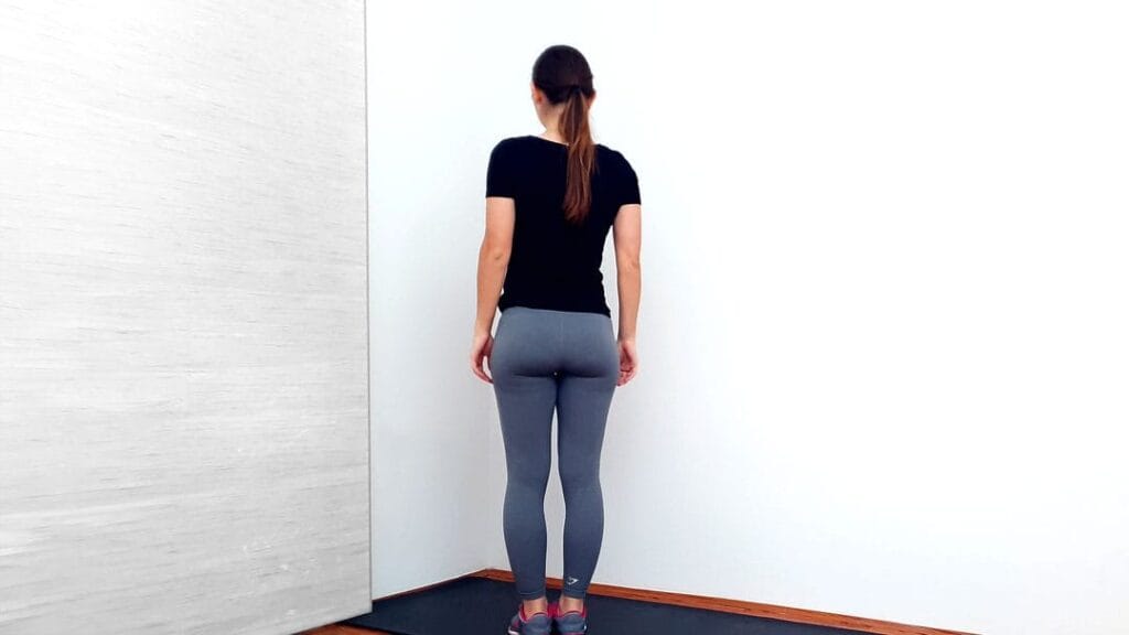 Razteg prsnega koša ob steni korak 1