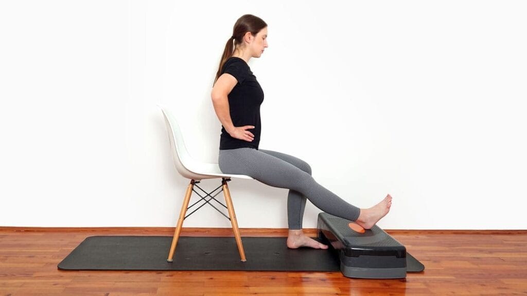 Raztezanje mišic zadnje lože v sedečem položaju korak 1