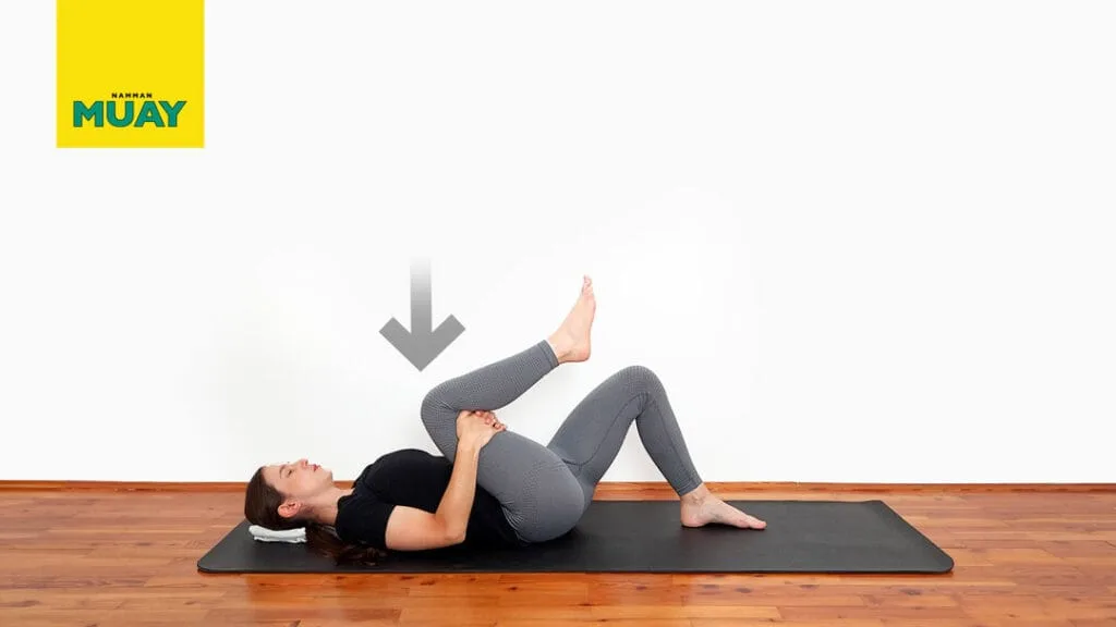 Przyciąganie jednego kolana do klatki piersiowej